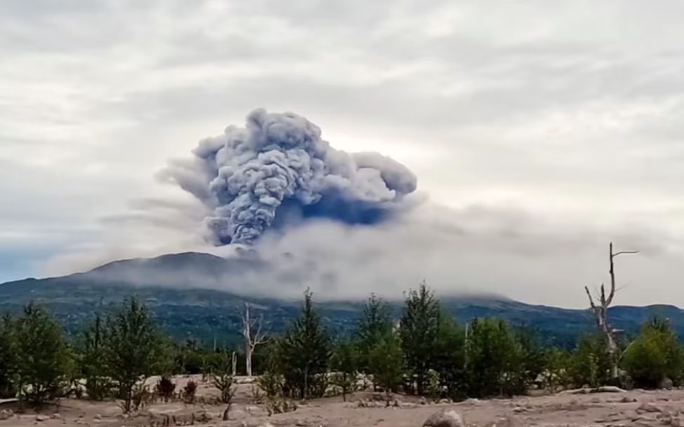TERREMOTO DE 7.0 GRADOS EN RUSIA CAUSA ERUPCIÓN DE VOLCÁN SHIVELUCH